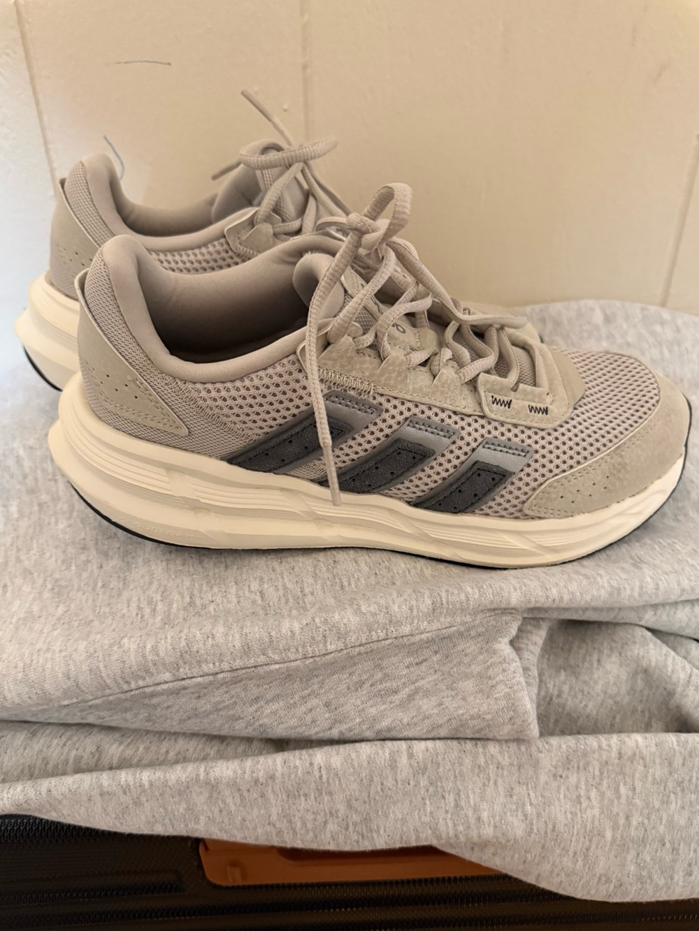 Adidas Women’s size 8 - Picture 3 of 8